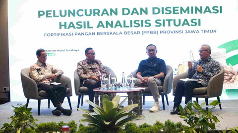 Rektor Unusa, Prof. Dr. Ir. Achmad Jazidie, M.Eng., (kanan, pegang microphone). 