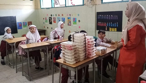 Pelaksanaan MBG di salah satu sekolah di Surabaya. Foto: Masruroh/Basra