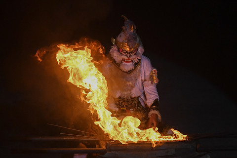 Penari mementaskan fragmen Sendratari Ramayana berlatar belakang Candi Prambanan di Sleman, DI Yogyakarta, Kamis (30/7/2025). Foto: ANTARA FOTO/Wahyu Putro A