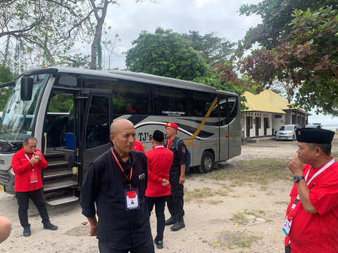 Kader PDIP mulai merapat ke arena Kongres Bali Nusa Dua Convention center, Bali, Jumat (1/8). Foto: Paulina Herasmaranindar/kumparan