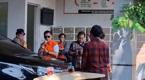 Sekretaris Jenderal PDIP Hasto Kristiyanto saat masuk ke dalam mobil tahanan di Rumah Tahanan (Rutan) Komisi Pemberantasan Korupsi (KPK) Gedung Merah Putih, Jakarta Selatan, Jumat (1/8). Foto: Nasywa Athifah/kumparan