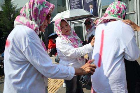 Emak-emak pendukung Tom Lembong dari Koalisi Nasional Perempuan Republik Indonesia (KNPRI) menggelar aksi damai di depan Rutan Klas I Cipinang, Jakarta Timur, Jumat (1/8). Foto: Febria Adha Larasati/kumparan