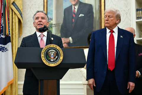 Utusan Khusus AS untuk Timur Tengah Steve Witkoff (kiri) berbicara di hadapan Presiden AS Donald Trump pada (28/5). Foto: Jim Watson/AFP