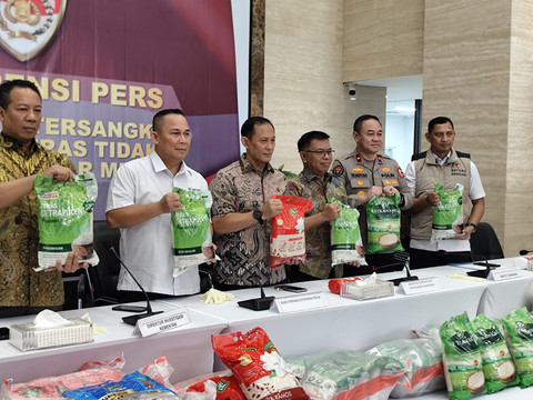Pers rilis kasus beras oplosan di Bareskrim Polri pada Jumat (1/8). Foto: Rachmadi Rasyad/kumparan