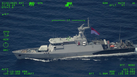 Kapal Perang KRI Kapak-625 melaksanakan passing exercise (Passex) dengan United Kingdom Carrier Strike Group HMS Prince Of Wales di Laut Banda, teparnya di Barat Daya Pulau Buru Maluku, Kamis (31/7). Foto: Dok. TNI AL