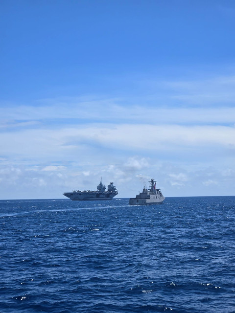 Kapal Perang KRI Raden Eddy Martadinata-331 melaksanakan passing exercise (Passex) dengan United Kingdom Carrier Strike Group HMS Prince Of Wales di Laut Banda, teparnya di Barat Daya Pulau Buru Maluku, Kamis (31/7). Foto: Dok. TNI AL