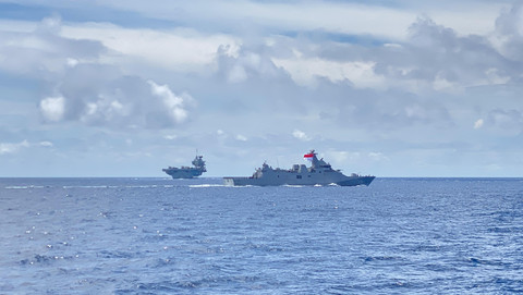 Kapal Perang KRI Raden Eddy Martadinata-331 melaksanakan passing exercise (Passex) dengan United Kingdom Carrier Strike Group HMS Prince Of Wales di Laut Banda, teparnya di Barat Daya Pulau Buru Maluku, Kamis (31/7). Foto: Dok. TNI AL