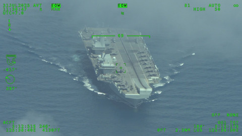 Kapal induk Inggris melaksanakan passing exercise (Passex) dengan United Kingdom Carrier Strike Group HMS Prince Of Wales di Laut Banda, teparnya di Barat Daya Pulau Buru Maluku, Kamis (31/7). Foto: Dok. TNI AL