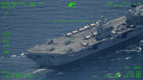 Kapal induk Inggris melaksanakan passing exercise (Passex) dengan United Kingdom Carrier Strike Group HMS Prince Of Wales di Laut Banda, teparnya di Barat Daya Pulau Buru Maluku, Kamis (31/7). Foto: Dok. TNI AL