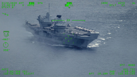Kapal induk Inggris melaksanakan passing exercise (Passex) dengan United Kingdom Carrier Strike Group HMS Prince Of Wales di Laut Banda, teparnya di Barat Daya Pulau Buru Maluku, Kamis (31/7). Foto: Dok. TNI AL