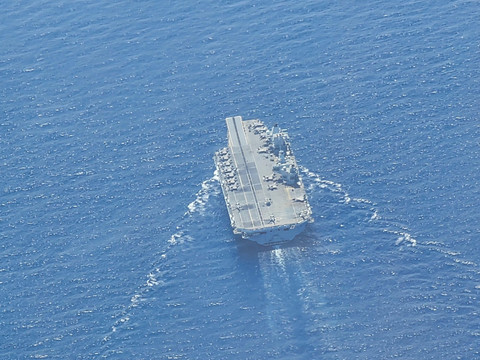 Kapal induk Inggris melaksanakan passing exercise (Passex) dengan United Kingdom Carrier Strike Group HMS Prince Of Wales di Laut Banda, teparnya di Barat Daya Pulau Buru Maluku, Kamis (31/7). Foto: Dok. TNI AL