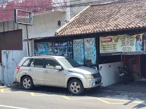 Mobil Suzuki Grand Vitara terparkir 2 tahun lebih di samping Jalan Tunjung Baru, Yogya, saat dilihat pada Jumat (1/8/2025). Foto: Arfiansyah Panji/kumparan