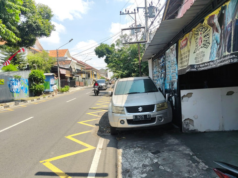 Mobil Suzuki Grand Vitara terparkir 2 tahun lebih di samping Jalan Tunjung Baru, Yogya, saat dilihat pada Jumat (1/8/2025). Foto: Arfiansyah Panji/kumparan