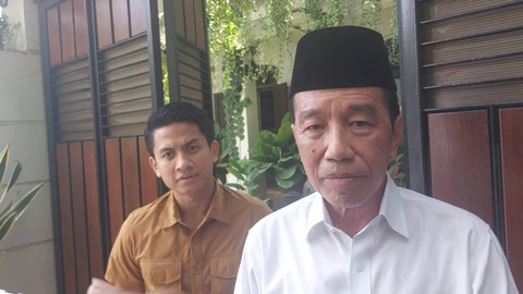 Presiden ke-7 Jokowi menjawab pertanyaan wartawan di rumhanya di Solo, Jumat (1/8) dok kumparan Foto: Dok. kumparan