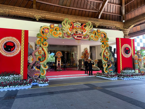 Suasana tampak luar Arena Kongres VI PDIP di Bali Nusa Dua Convention Center, Bali, Jumat (1/8). Foto: Paulina Herasmaranindar/kumparan