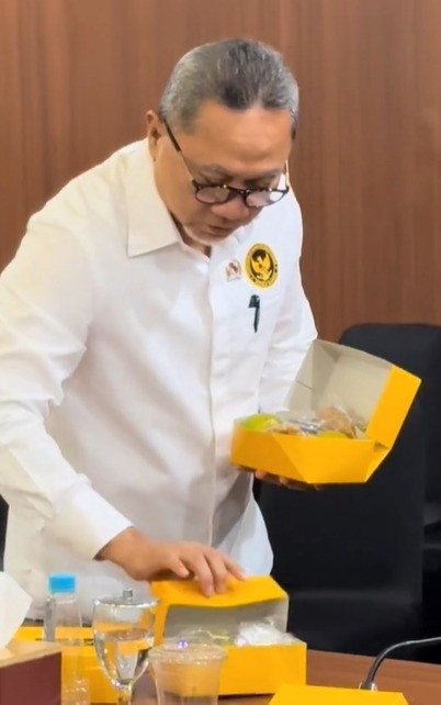 Menteri Koordinator Bidang Pangan Zulkifli Hasan (Zulhas) mengumpulkan makanan kotakan untuk dibagikan kepada sejumlah orang di kantor kemenko pangan, Jumat (1/8). Foto: Tiktok/PAN