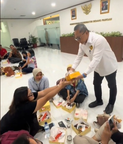 Menteri Koordinator Bidang Pangan Zulkifli Hasan (Zulhas) memberikan makanan kotakan kepada sejumlah orang di kantor kemenko pangan, Jumat (1/8). Foto: Tiktok/PAN