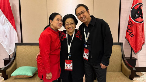 Ketua Umum PDI-P Megawati Soekarnoputri (tengah) foto bersama dengan Ketua DPP PDI-P Prananda Prabowo dan Ketua DPP PDI-P Puan Maharani (kiri) saat Kongres VI PDIP di Bali Nusa Dua Convention Center, Bali, (Jumat (1/8). Foto: Instagram/@puanmaharaniri