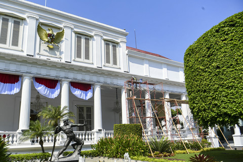 Pekerja mengecat ulang dinding dan pilar Istana Negara di Kompleks Istana Kepresidenan, Jakarta, Jumat (1/8/2025). Foto: Muhammad Adimaja/ANTARA FOTO