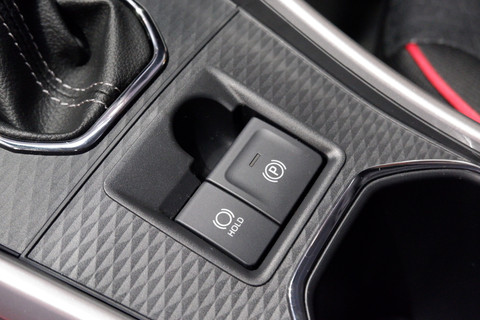 Fitur Electric Parking Brake (EPB) dan Auto Hold Daihatsu Rocky e-Smart Hybrid. Foto: Sena Pratama/kumparan