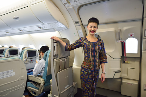 Ilustrasi seragam pramugari Singapore Airlines. Foto: Shutterstock