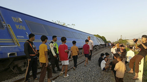 Rangkaian Kereta Api Argo Bromo Anggrek anjlok di emplasemen Stasiun Pegadenbaru, Subang, Jawa Barat, Jumat (1/8/2025). Foto: Dok. kumparan