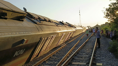 Rangkaian Kereta Api Argo Bromo Anggrek anjlok di emplasemen Stasiun Pegadenbaru, Subang, Jawa Barat, Jumat (1/8/2025). Foto: Dok. kumparan