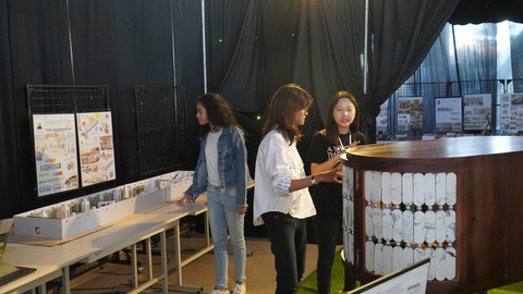 Suasana beberapa pengunjung menikmati pameran INDEX dengan tema "Synced" di Kampus PCU.
