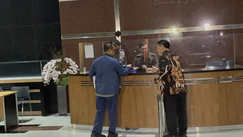 Direktur Jenderal Administrasi Hukum Umum (Dirjen AHU) Kementerian Hukum, Widodo diterima oleh Deputi Penindakan Asep Guntur Rahayu saat datang ke Gedung Merah Putih KPK, Jakarta Selatan, Jumat (1/8/2025). Foto: Nasywa Athifah/kumparan
