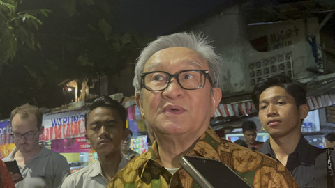 Pengacara Sekjen PDIP Hasto Kristiyanto, Maqdir Ismail, saat menjemput Hasto di Rutan KPK, Gedung Merah Putih, Jakarta Selatan, Jumat (1/8/2025). Foto: Nasywa Athifah/kumparan