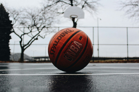 Ilustrasi Skor yang Diperoleh Jika Melakukan Tembakan dari Luar Area Pertahanan Lawan dalam Bola Basket adalah, Sumber Unsplash TJ Dragotta