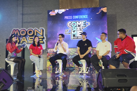 Katria Arintya, Head of Marketing Food WINGS Group, Pradikta Wicaksono, WD Willy, Ferry Woketoon, dan Willy Winarko, dalam acara konferensi pers Mie Sedaap Come See Mie Festival 2025 yang digelar di Kiara Artha Park, Bandung, Jumat (1/8/2025). Foto: Ela Nurlaela/kumparan