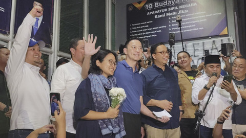 Terdakwa kasus dugaan korupsi impor gula Thomas Lembong didampingi oleh istri Franciska Wiharjda dan Gubernur DKI Jakarta periode 2017-2022 Anies Baswedan di Lembaga Pemasyarakatan (Lapas) Kelas I Cipinang, Jakarta, Jumat (1/8/2025). Foto: Jonathan Devin/kumparan