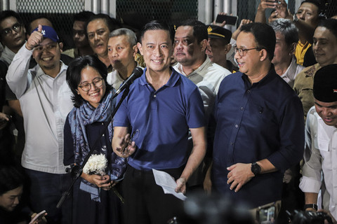 Terdakwa kasus dugaan korupsi impor gula Thomas Lembong bersiap menyampaikan keterangan pers didampingi oleh istri Franciska Wiharjda dan Gubernur DKI Jakarta periode 2017-2022 Anies Baswedan di Lapas Kelas I Cipinang, Jakarta, Jumat (1/8/2025). Foto: Iqbal Firdaus/kumparan