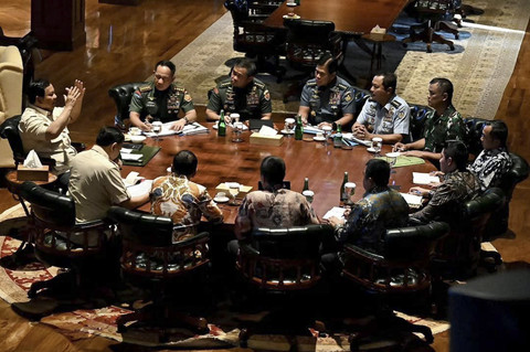 Presiden Prabowo Subianto memanggil sejumlah pimpinan tinggi TNI bersama beberapa menteri Kabinet Merah Putih di kediaman pribadinya di Hambalang, Kabupaten Bogor, Jawa Barat, Jumat (1/8/2025). Foto: Instagram/ @sekretariat.kabinet