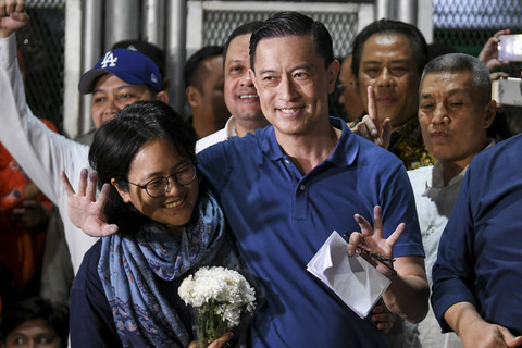 Mantan Menteri Perdagangan Thomas Trikasih Lembong atau Tom Lembong (kiri) didampingi istrinya Franciska Wihardja (kanan) menyapa pendukungnya saat keluar dari Rutan Cipinang, Jakarta, Jumat (1/8/2025). Foto: Hafidz Mubarak A/ANTARA FOTO
