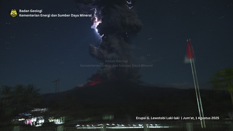 Erupsi G. Lewotobi Laki-laki pada Jumat (1/8/2025) malam. Foto: X/ @badangeologi_