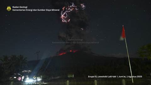 Erupsi G. Lewotobi Laki-laki pada Jumat (1/8/2025) malam. Foto: X/ @badangeologi_