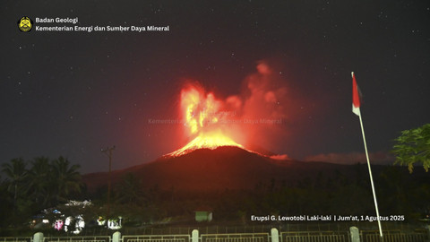 Erupsi G. Lewotobi Laki-laki pada Jumat (1/8/2025) malam. Foto: X/ @badangeologi_