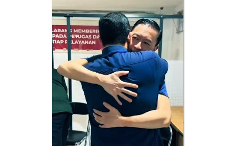 Tom Lembong peluk Anies Baswedan sebelum keluar Rutan Cipinang, Jumat (1/8/2025). Dok. Istimewa