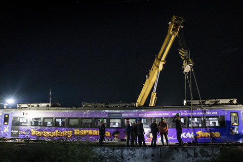 Petugas memeriksa rangkaian kereta api Argo Bromo Anggrek relasi Surabaya Pasar Turi-Gambir yang anjlok di emplasemen Station Pegaden Baru, Kabupaten Subang, Jawa Barat, Jumat (1/8/2025). Foto: ANTARA FOTO/Abdan Syakura