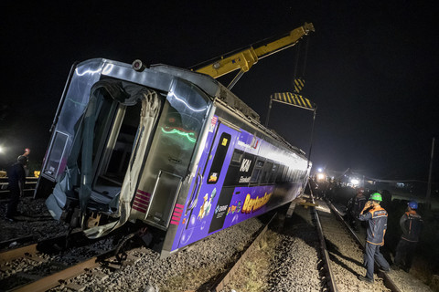 Petugas memeriksa rangkaian kereta api Argo Bromo Anggrek relasi Surabaya Pasar Turi-Gambir yang anjlok di emplasemen Station Pegaden Baru, Kabupaten Subang, Jawa Barat, Jumat (1/8/2025). Foto: ANTARA FOTO/Abdan Syakura
