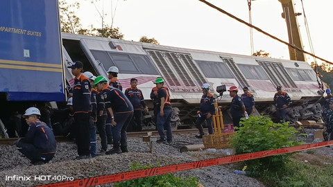 Proses evakuasi KA Agro Bromo Anggrek telah selesai dilakukan oleh pihak Daop 3 Cirebon dengan memakan waktu sekitar 7 jam. Sabtu(2/8/2025) pagi. Foto: Dok. Istimewa