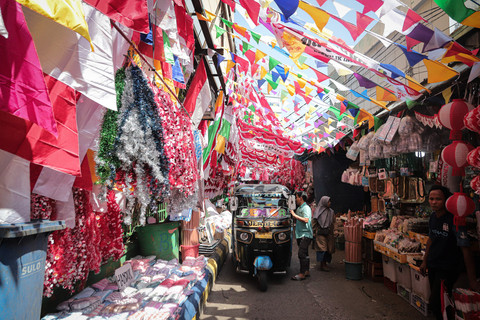 Pedagang pernak-pernik dan bendera Merah Putih menjajakan dagangannya di Pasar Jatinegara, Jakarta, Sabtu (2/8/2025). Foto: Iqbal Firdaus/kumparan