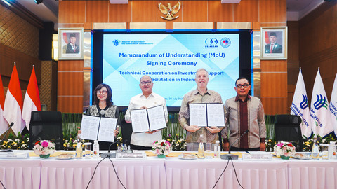Suasana penandatanganan Nota Kesepahaman (MoU) Kementerian Investasi dan Hilirisasi dengan US-ASEAN Business Council (USABC) dan American Chamber of Commerce in Indonesia (AmCham Indonesia), Rabu (30/7). Foto: Dok. Humas Kementerian Investasi dan Hilirisasi