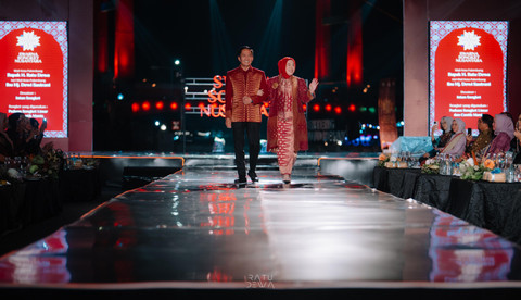 Wali Kota Palembang, Ratu Dewa bersama istri saat tampil di Swarna Songket Nusantara 2025. (ist)
