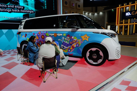 Proses live painting Volkswagen ID. BUZZ kerja sama antara EKRAF dan Tenka Street and Beemala. Foto: Fitra Andrianto/kumparan