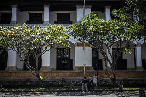 Wisatawan berkunjung di kawasan Gedung Cagar Budaya Lawang Sewu, Semarang, Jawa Tengah, Sabtu (2/8/2025). Foto: ANTARA FOTO/Aprillio Akbar