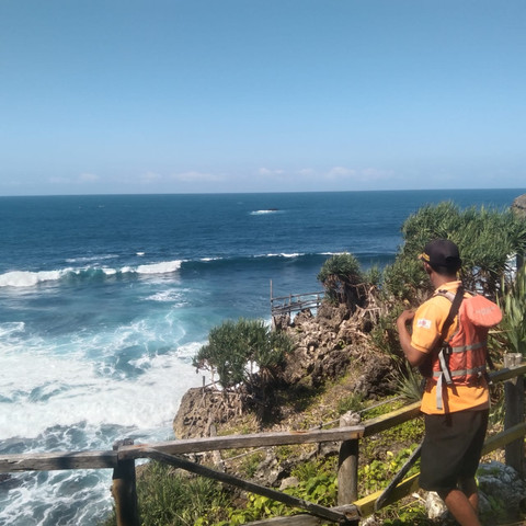 Tim SAR Gabungan mencari Azka Nurfadillah (28 tahun) perempuan asal Pondok Ranggon, Jakarta Timur, yang hilang di sekitar Pantai Siung, Kabupaten Gunungkidul, sejak Minggu (27/7) lalu. Foto: Dok. Satlinmas Rescue Istimewa Wilayah Operasi I