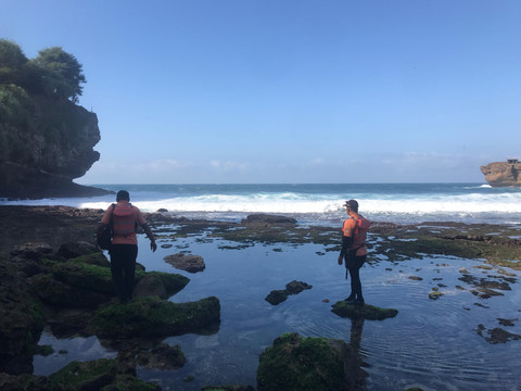 Tim SAR Gabungan mencari Azka Nurfadillah (28 tahun) perempuan asal Pondok Ranggon, Jakarta Timur, yang hilang di sekitar Pantai Siung, Kabupaten Gunungkidul, sejak Minggu (27/7) lalu. Foto: Dok. Satlinmas Rescue Istimewa Wilayah Operasi I